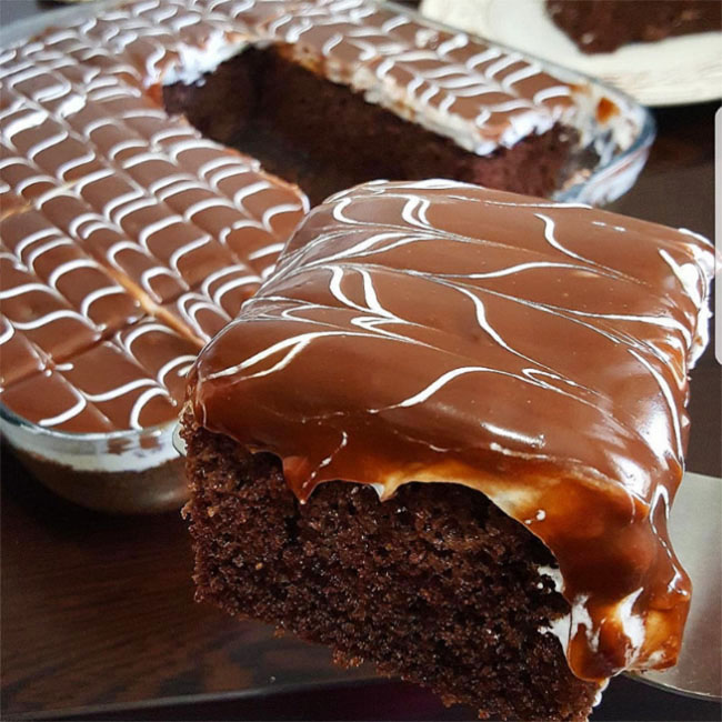 Bol Çikolata Soslu Kek 9